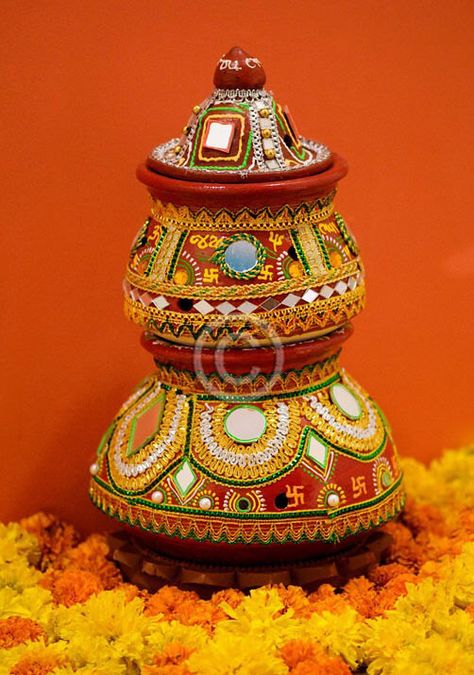 Colourful matkas Matka Decoration, Pot Decoration Ideas, Navratri Decor, Clay Diya, Kalash Decoration, Thali Decoration Ideas, Diwali Decoration Items, Pot Decoration, Painted Pots Diy