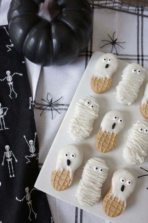 Butter Butter Mummies, Nutter Butter Mummy Cookies, Nutter Butter Mummies, Nutter Butter Ghosts, Mummy Cookies Decorated, Nutter Butter Ghost Cookies, Mummy Cookies, Postres Halloween, Spooky Snacks