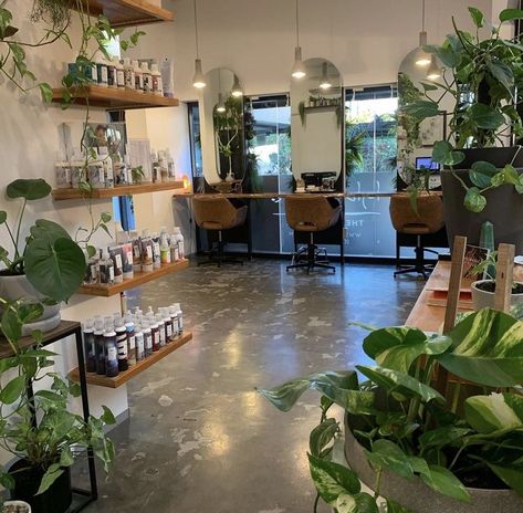 Boho Western Salon, Earthy Hair Salon, Cute Hair Salon Ideas, Salon With Plants, Green Salon Decor, Green Hair Salon, Earthy Salon Decor, Salon Backbar Ideas, Small Salon Ideas