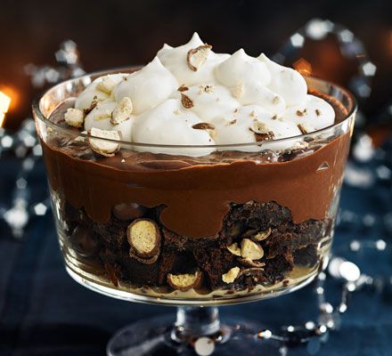 Mega chocolate trifle Christmas Trifle Recipes, Black Forest Trifle, Christmas Trifle, Brownie Trifle, Chocolate Trifle, Chocolate Custard, Trifle Desserts, Make Ahead Desserts, Trifle Recipe