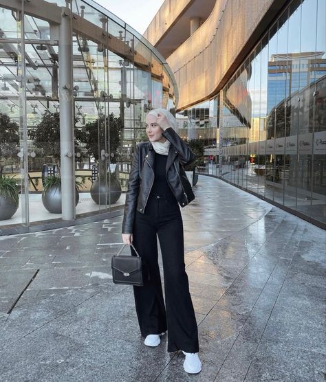 Edgy Hijab Outfits, Soiree Outfit Hijab, Outer Hijab Outfits, Winter Outfits London, Hijab Fashion Outfits, Outfit Konser, London Ootd, Style Hijab Casual, Black Jacket Outfit