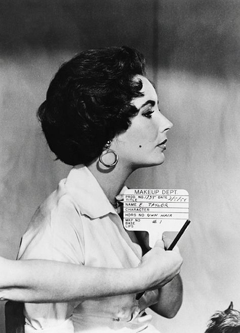 Elizabeth Taylor hair test for ‘Cat on a Hot Tin Roof’ 1958. Elizabeth Taylor Hair, Hair Test, Liz Taylor, Screen Test, Haircut Short, Intimate Photos, Violet Eyes, British American, Tin Roof