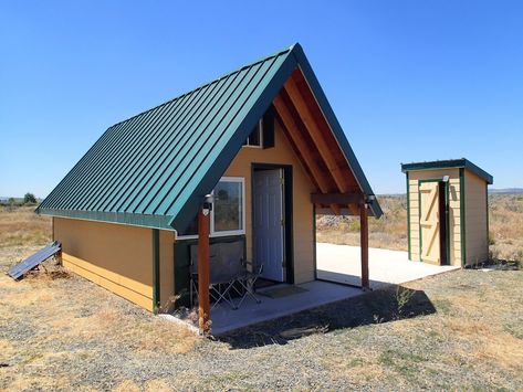 200 Sq. Ft. Off Grid Tiny House Tiny House Vacation, Small Cabins, Off Grid Tiny House, Tiny House Swoon, Cabin Tiny House, Building A Tiny House, Off Grid Cabin, Tiny Cabins, Tiny Cottage