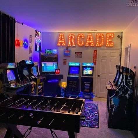 Arcade At Home, Arcade In House, Basement Arcade Room, Arcade Living Room, Arcade Room Aesthetic, Home Arcade Room Ideas, Arcade Room Ideas, Arcade Room In House, At Home Arcade