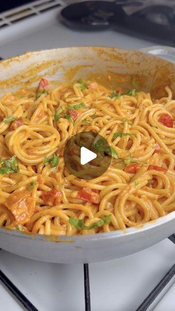 Dominican Spaghetti, Tasty Uk, Dominicano Recipes, Chicken Boy, Pasta Water, Cooked Pasta, Green Bell Pepper, Spaghetti Recipes, Green Bell Peppers