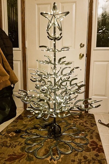 Christmas Welding Projects | 25+ Inspiring Ideas for Gifts & Decor | WelditU Horseshoe Christmas Tree, Horseshoe Christmas, Metal Tree Art, Metal Ideas, Vinyl Shutters, Interior Design Books, Horseshoe Crafts, Horse Shoes, Shoe Ideas