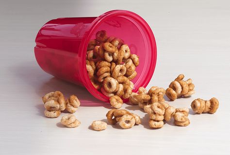 Caramel O’s Cheerio Snacks, Cheerio Recipes, Snack Mix Sweet, Cheerios Treats, Cheerios Snacks, Cheerios Recipes, Yogurt Dessert, Easy Caramel, Cereal Snacks