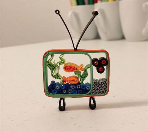 Quilled Retro Telly Fish Tank - PAPER CRAFTS, SCRAPBOOKING & ATCs (ARTIST TRADING CARDS) Diy Quilling Crafts, Quilling Animals, Paper Quilling For Beginners, Paper Quilling Cards, Paper Quilling Jewelry, Quilling Work, Toys Art, Desain Quilling, Paper Quilling Patterns