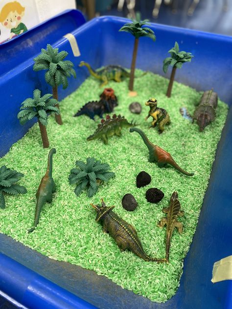 Split Pea Sensory Bin, Earth Sensory Bin, Green Sensory Bin, Dinosaurs Eyfs, Babies Activities, Dinosaur Activity, Sensory Bin Play, Toddler Sensory Bins, Kindergarten Themes