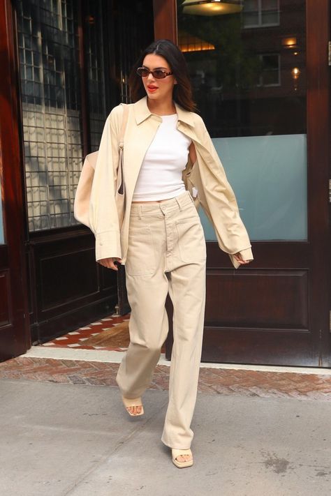 Nyc Going Out Outfit Night, Kendall Jenner Style Outfits, Kylie Style, What To Wear In New York, Nyc September, Khaki Suit, Kendal Jenner, Classy Street Style, New York Outfit