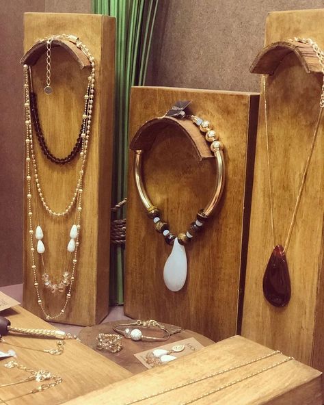 Floor Shelf Ideas, Jewelry Display Ideas, Jewelry Display Booth, Creative Jewelry Displays, Jewelry Booth, Wood Jewelry Display, Jewerly Displays, Boutique Display, Diy Jewelry Display