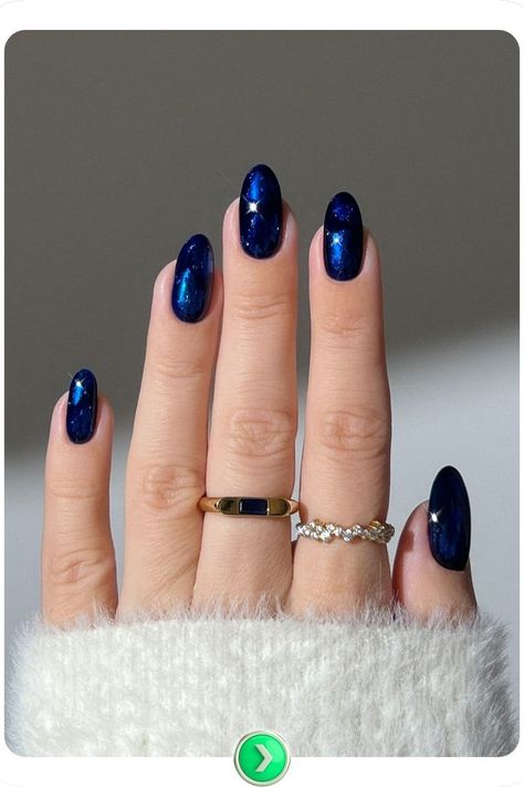 Midnight blue sparkle nails with shimmering details that evoke the beauty of a starry night. A bold and mysterious design, perfect for evening events or adding a bit of drama to your daily style. Elegant Blue Nails, Easy Short Nail Designs, Midnight Nails, Midnight Blue Nails, Blue Sparkle Nails, Classy Nail Ideas, Navy Nails Design, Navy Nails, Classy Nail