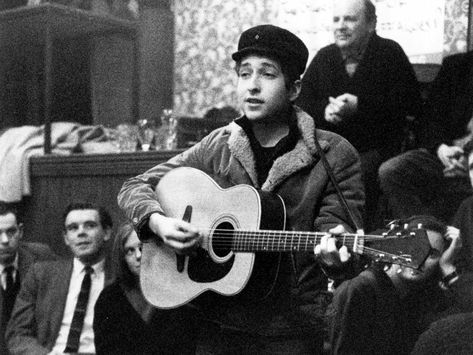 GM381-chords-clinic-Bob-Dylan-Credit-Getty-Images@1400x1050 Julian Lennon, Nobel Prize Winners, Joan Baez, Celebrities Humor, Mystery Novels, Cozy Mysteries, Nobel Prize, Folk Music, Timothee Chalamet