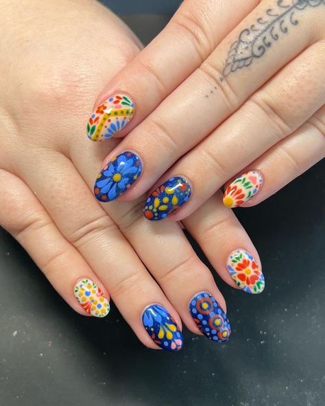 New Mexico Nails Art Designs, Mexican Inspo Nails, Talavera Nail Art French Tip, Colombian Nails Designs, Mexican Tile Nail Art, Frida Khalo Nails, Mexican Pottery Nails, Mexican Flower Nails, Barro Nails