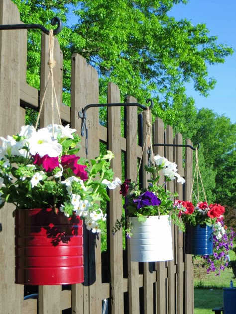 Tin Can Garden Ideas, Coffee Can Planter, Tin Can Planters, Can Planters, Diy Vertical Garden, Tin Planters, Design Garden Ideas, Eco Friendly Garden, Diy Plant Hanger