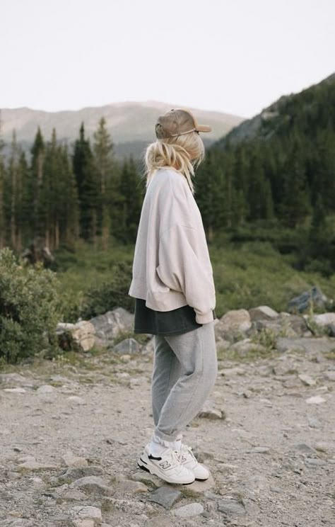 Ashtyn Bodensteiner, New Balance 550 Cream Black, New Balance 550 Cream, East Coast Fall, Alaska Outfits, Granola Girl Outfits, Outdoorsy Style, Colorado Summer, Mountain Outfit