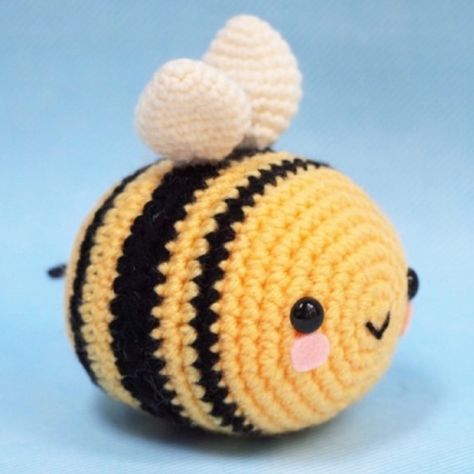 Amigurumipatterns.net has the biggest collection of Amigurumi patterns. Click and discover Little High Flyer Bumble Bee! Crochet Decorations, Crocheted Jellyfish, All Things, Crochet Geek, Crochet Bee, Kawaii Crochet, Creative Things, Fun Crochet Projects, Crochet Animal Patterns