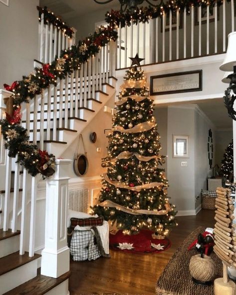 Christmas Tree Stairs, Christmas Tree By Staircase, Amazing Christmas Decorations, Christmas Stair Decor, Christmas Decor Staircase, Chrismass Decore Ideas, Christmas Stairs Decorations, Classy Christmas Decor, Christmas Staircase Decor