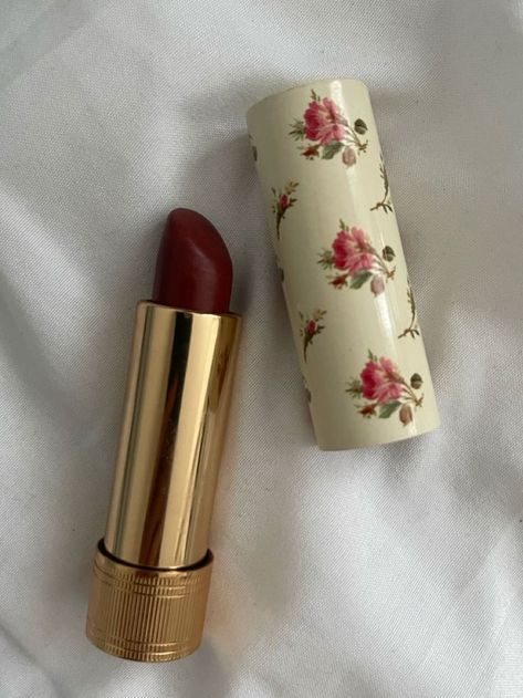 Penyimpanan Makeup, Makeup Accesories, Fancy Makeup, Makeup Items, Red Lipstick, Red Aesthetic, Pretty Makeup, Cute Makeup, Aesthetic Makeup