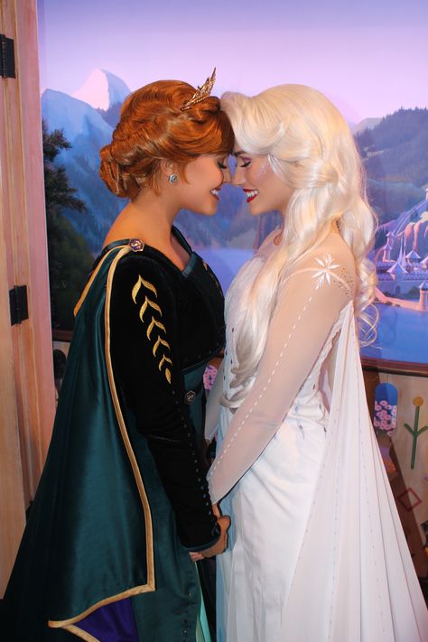 Face Character, Disney World, Frozen 2, Elsa & Anna Elsa Face, Anna Et Elsa, Frozen 2 Anna, Character Disney, Disney Princess Cosplay, Frozen 2 Elsa, Disney Queens, Anna Disney, Disney World Characters