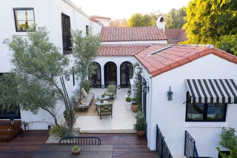 Venice Beach Style, Spanish Exterior, Pool Guest House, Spanish Colonial Homes, House Mediterranean, Hollywood Homes, Spanish Style Home, Spanish Style Homes, Spanish House