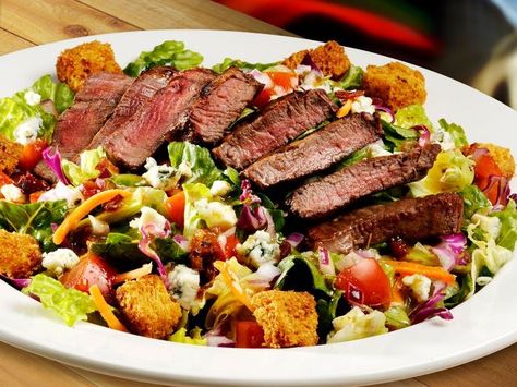 Steak salad Texas Roadhouse Recipes, Texas Roadhouse Steak, Filet Recipes, Steak Salad Recipe, House Salad, Ambrosia Salad, Texas Roadhouse, Copycat Restaurant Recipes, Salad Ideas