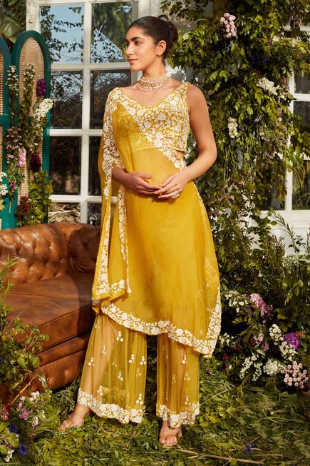 Wedding Outfits Women, Yellow Haldi Outfit, Cape Sharara, Dupatta Draping, Ethenic Wear, Draping Styles, Haldi Dress, Haldi Outfits, Embroidered Cape