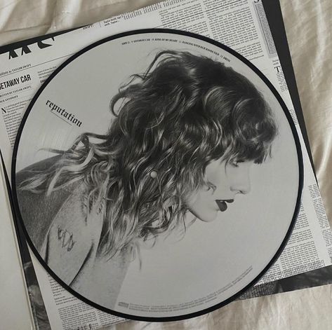 Taylor Swift Records, Reputation Vinyl, Nails Cherry Red, Taylor Swift Reputation Aesthetic, Taylor Vinyl, January Aesthetic, My Room Aesthetic, Taylor Swift Album Aesthetic, Reputation Aesthetic