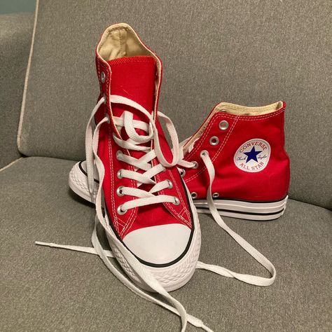 All Converse Colors, Red Converse Aesthetic, Red Hightop Converse, Red Shoes Women, Converse Rouge, Red All Star, Teen Wolf Outfits, Tenis Converse, Converse Aesthetic