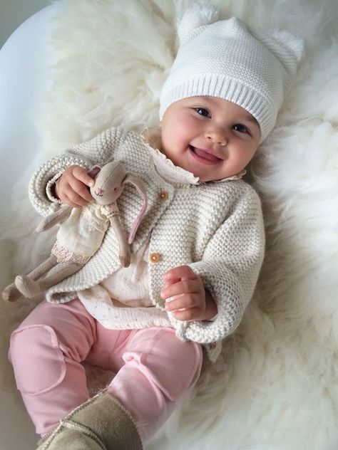 Both the positive AND negative traits your baby has based on her zodiac sign. Girls Winter Outfits, Baby Girl Clothes Winter, Baby Door, Winter Baby Clothes, Foto Baby, Trendy Baby, Baby Outfits