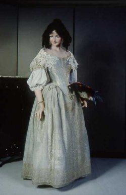 This is a dress from 1660.  It looks like the silver cloth dress from the Costume Museum at Bath ... 17 Century Fashion, 1660s Fashion, 1600 Fashion, 17th Century Dress, 17th Century Clothing, Baroque Dress, English Dress, 17th Century Fashion, Two Piece Gown