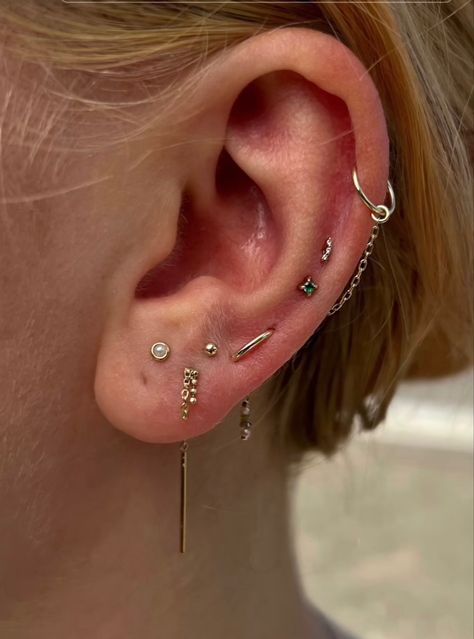 Triple Lobe Piercing, Constellation Piercings, Types Of Ear Piercings, Piercing Inspo, Ear Art, Pretty Ear Piercings, Cute Ear Piercings, Ear Style, Piercing Ideas