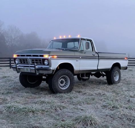 Square Body Ford Lifted, Old Ford Truck Tattoo, Dent Side Ford, Cool Old Trucks, Square Body Ford, Old Gmc Trucks, Lifted Trucks Ford, Old Chevy Trucks, Old Truck Photography