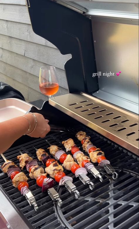 Garden Bbq Aesthetic, Grilling Out Aesthetic, Grill Astethic, Birthday Grill Party, Bbq Aesthetic Night, Summer Grilling Aesthetic, Barbecue Aesthetic Night, Dinner Aesthetic Night Home, Bbq Party Outfits Summer