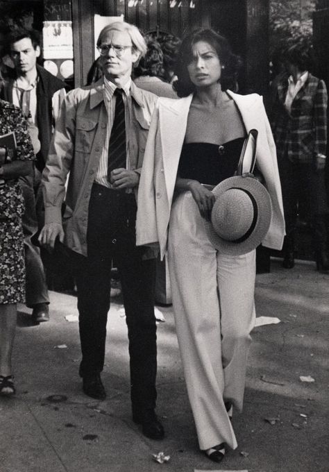 Bianca Jagger and Warhol, 1977 70s Mode, Bianca Jagger, Fashion 70s, 70s Women, Poppy Delevingne, Looks Party, Studio 54, 1970s Fashion, Alexa Chung