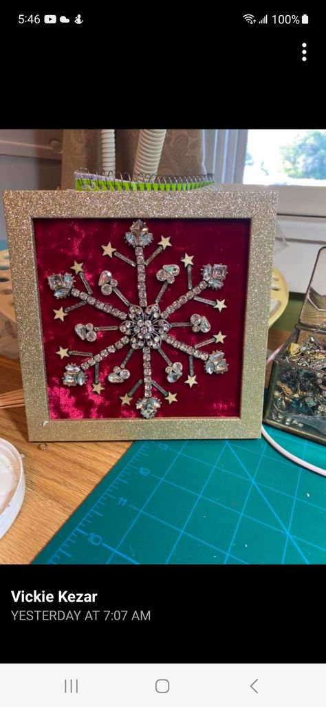 Christmas Trees Made From Old Jewelry, Crafts With Vintage Jewelry, Jewelry Art Christmas Tree, Crafting With Old Jewelry, Ornament Made From Jewelry, Repurpose Jewelry Ideas, Framed Jewelry Art, Upcycled Jewelry Ornaments, Old Jewelry Repurposed