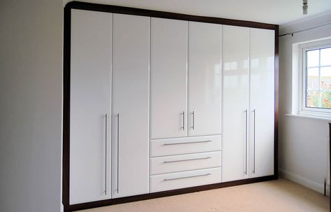 Sussex Bedrooms: the fitted bedroom specialist in Sussex Balcon Mic, Sliding Door Wardrobe Designs, Bedroom Cupboards, Modern Cupboard Design, Wardrobe Door Designs, Fitted Bedrooms, Bedroom Cupboard Designs, Wardrobe Interior Design, Closet Layout