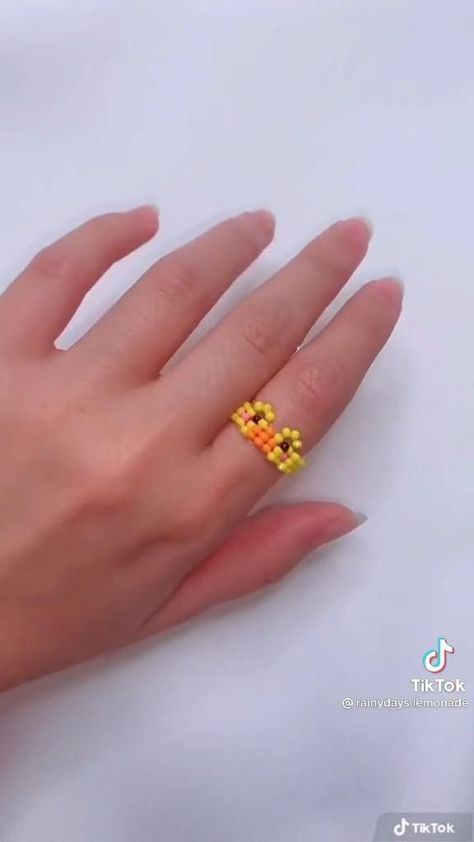 Beaded ring tutorial ;) Tiny Bead Rings, Seed Bead Patterns Rings, Rings Tutorial Beaded, Fox Ring Tutorial, How To Make Seed Bead Rings, Duck Ring Beads, Beaded Ring Patterns, Seed Bead Ring Patterns, Seed Bead Bracelets Patterns Tutorials