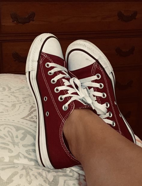 Converse Low Outfit, Converse Rouge, Dark Red Converse, Black Converse Low, Outfit Themes, Burgundy Aesthetic, Cute Converse Shoes, Maroon Converse, Cute Converse