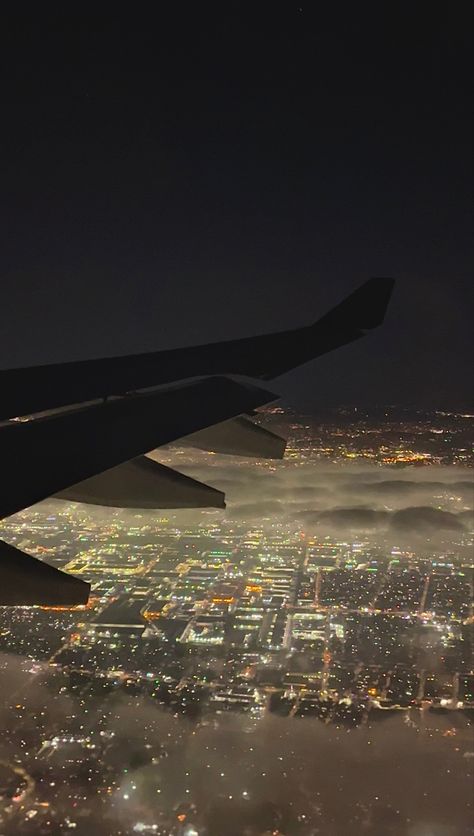 Night Flight Aesthetic, Plane Photos, Airport Pictures, Airport Aesthetic, Travel Picture Ideas, Night Flight, Travel Pictures Poses, City Background, Kuching