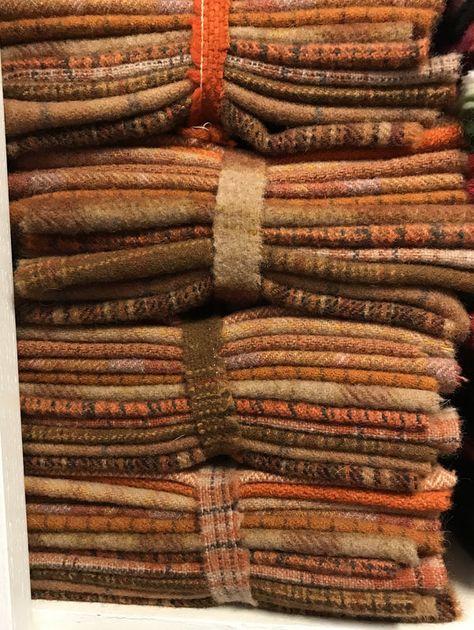 Wool Quilts Patterns, Rug Hooking Designs, Wool Felt Fabric, Fabric Shops Online, Wool Appliqué, Applique Ideas, Wool Felt Projects, Wool Applique Patterns, Fall Sewing