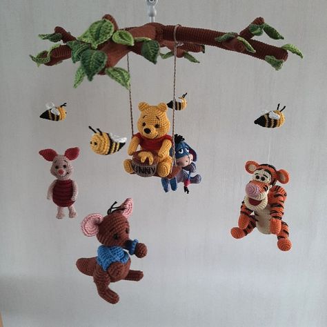 Disney Mobile Baby, Winnie The Pooh Mobile Diy, Nursery Room Themes Neutral, Baby Room Winnie The Pooh, Diy Winnie The Pooh Decorations, Crochet Baby Ideas, Winnie The Pooh Nursery Ideas, Crochet Baby Stuff, Winnie The Pooh Themed Nursery