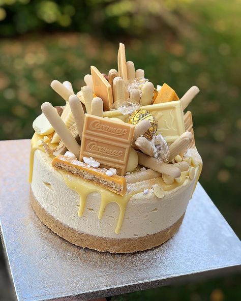 PLEESECAKES on Instagram: “White choccy overload👌🏻👌🏻👌🏻 caramac, Lindt, white fingers, gold bars, some proper banging white choc! FEED ME! Available off our set menu…” Lindt Cheesecake Recipes, Lindt Cheesecake, Lindt Chocolate Cheesecake Recipe, Lindt Cake, White Chocolate Lindt Cupcakes, White Choc Raspberry Cheesecake, Honey Breakfast, Yummy Cheesecake, Food Crush