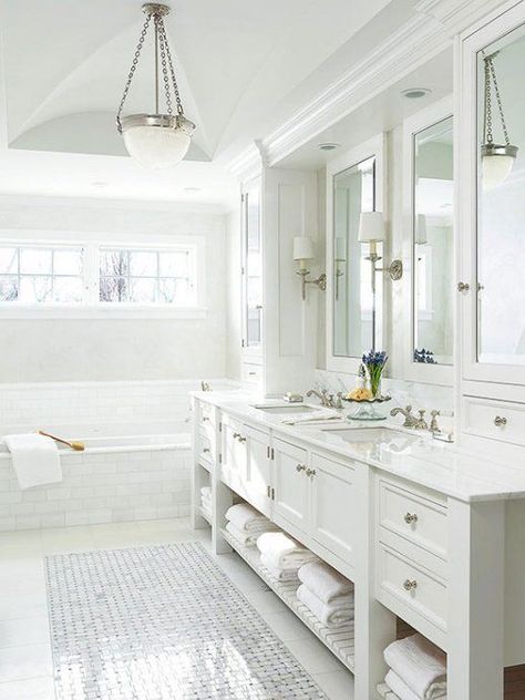 Bright White Bathroom Inspiration Color Bathroom Design, Styl Hampton, Farmhouse Bathroom Remodel, Neutral Bathroom, Bathroom Retreat, Bad Inspiration, River House, Green Hues, Dream Bathrooms