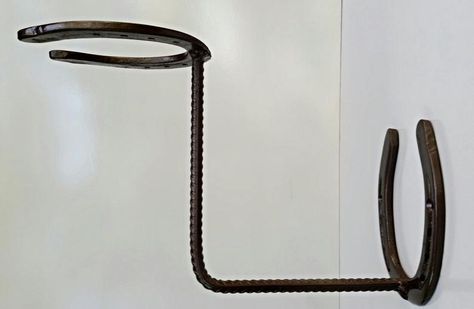 Cowboy Hat Racks, Used Horse Shoes, Horseshoe Cowboy, Cowboy Hat Rack, Horseshoe Crafts Projects, Welding Crafts, Horseshoe Projects, Hat Racks, Boot Rack