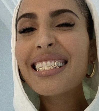 Bottom Grills For Black Women, Grill For Women Teeth, Bottom Grills For Women, Grills For Women, Girls With Grills, Bottom Grills, Girl Grillz, Teeth Aesthetic, Pretty Teeth