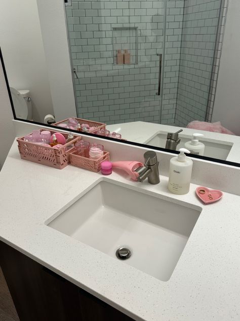 Shared Bathroom Aesthetic, Aesthetically Pleasing Bathroom, Soft Bathroom Aesthetic, Bathroom Girl Aesthetic, Girly Bathroom Aesthetic, Aesthetic Bathroom Sink, Aesthetic Washroom, Girl Bathroom Aesthetic, Restroom Aesthetic