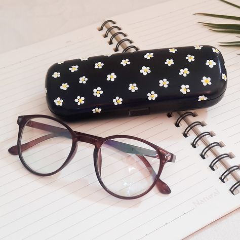 Subscribe DIY with Kamal on YouTube Painted Glasses Case, Glasses Case Aesthetic, Diy Bag Painting, Case Painting, Cute Glasses Frames, Diy Glasses, Fancy Glasses, Phone Case Diy Paint, Eye Glasses Case