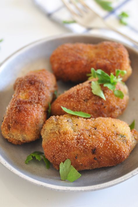 Creamy Mushroom Croquettes - Easy Recipe - Spain on a Fork Mushroom Croquettes, Salmon Croquettes Recipe, Ms Diet, Hank Marvin, Cooking Vegetables, Croquettes Recipe, Salmon Croquettes, Sunday Dinners, Spanish Dishes