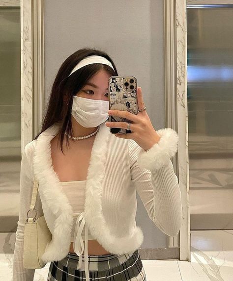 Fluffy Cardigan Outfit, Hongkong Outfit, Silly Outfits, Soft Girl Aesthetic Outfit, Enhypen Concert, Ulzzang Aesthetic, Faux Fur Cardigan, Simple Style Outfits, Dance Style